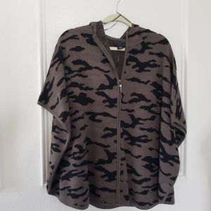 TAHARI CAMOUFLAGE PRINT FRONT ZIPPERED CAMO HOODED PONCHO